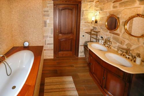 Slatine Villa Sleeps 9 Pool Air Con Wifi