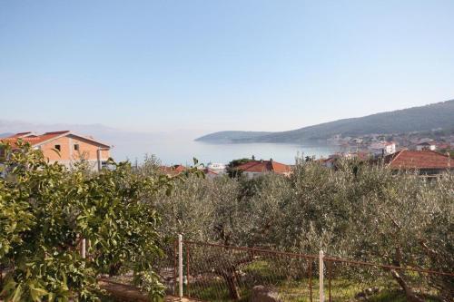 Apartments With A Parking Space Slatine (ciovo) - 5998