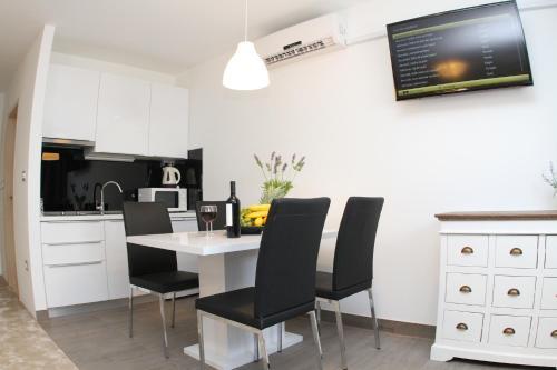 Studio Apartments Mirakul