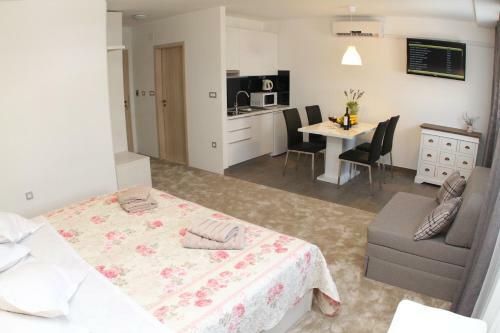Studio Apartments Mirakul