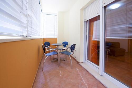 Apartment Split 11623b