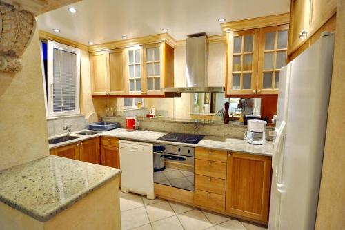 Apartments With A Parking Space Split - 11887