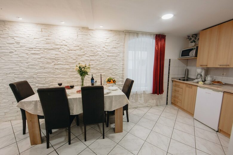 Hostal Apartment And Room Old Town