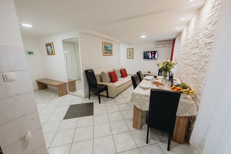 Hostal Apartment And Room Old Town