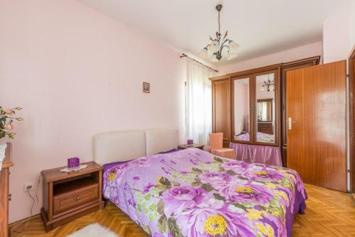 Apartment Split 8290a