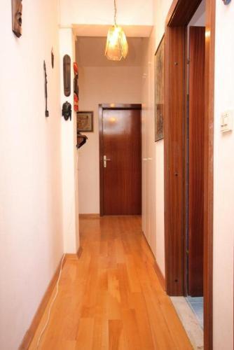 Apartment Split 8290a