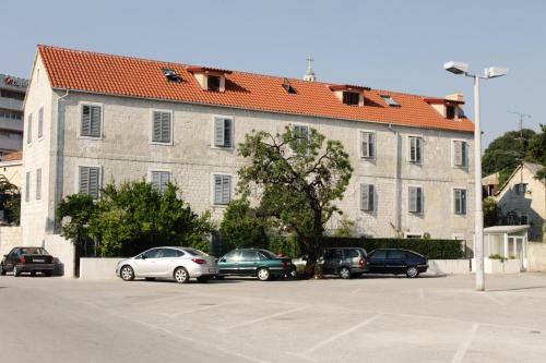 Gold Town Split Apartments