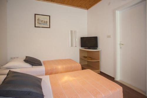 Apartments And Rooms With Parking Space Split - 7598