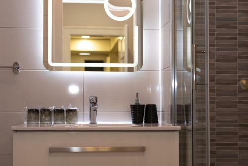 Hostal Palace Queen Mary Luxury Rooms