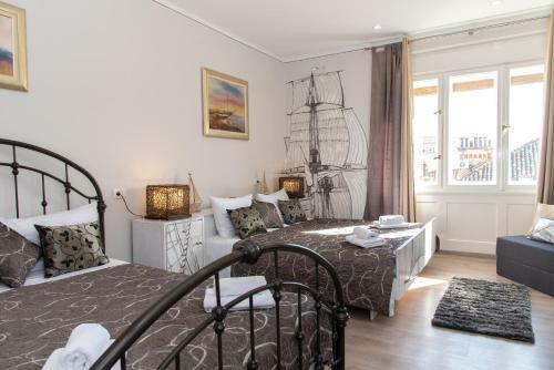 Hostal Palace Queen Mary Luxury Rooms