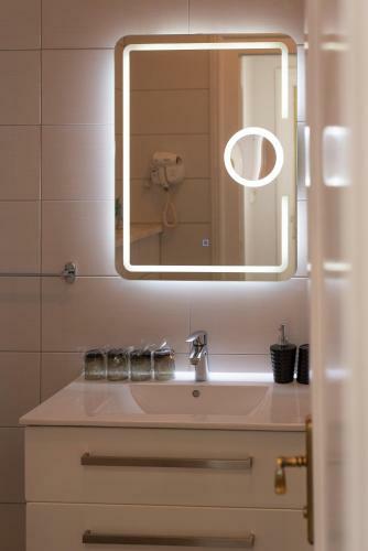 Hostal Palace Queen Mary Luxury Rooms