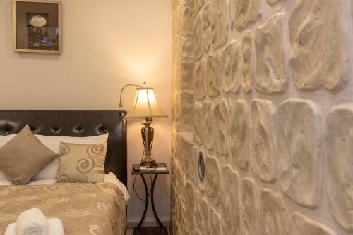 Hostal Palace Queen Mary Luxury Rooms