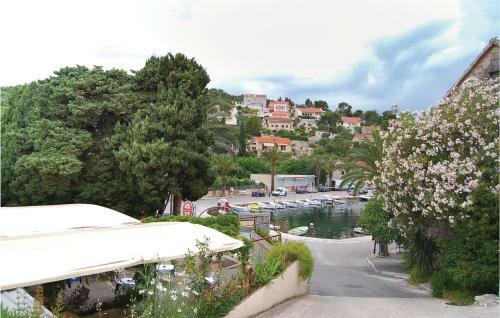 Three-bedroom Apartment In Splitska
