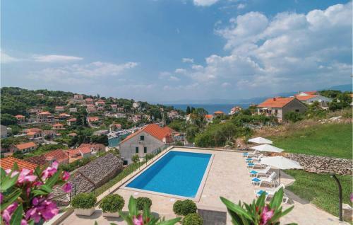 Three-bedroom Apartment In Splitska