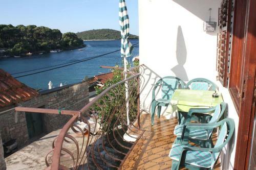 Apartments By The Sea Maslinica (solta) - 5188