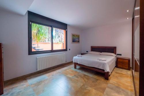 Santa Susanna Villa Sleeps 10 Pool Air Con Wifi