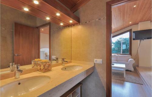 Four-bedroom Holiday Home In S. Cebria De Vallalta