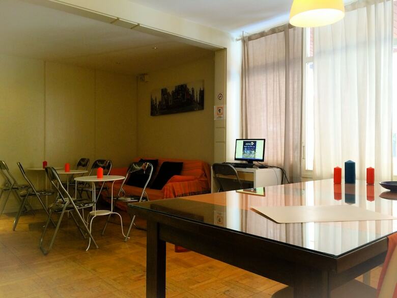 Hostal Barcelona City Street