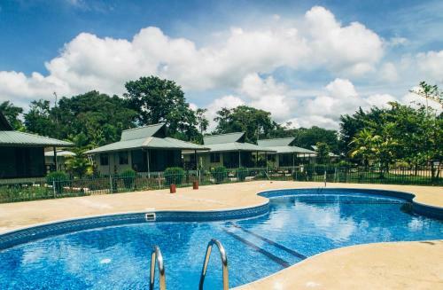Hotel Overbridge River Resort