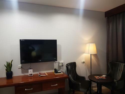 Paddy's Hotel & Apartments