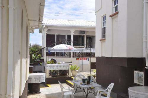 Albertiville Apartments & Bar