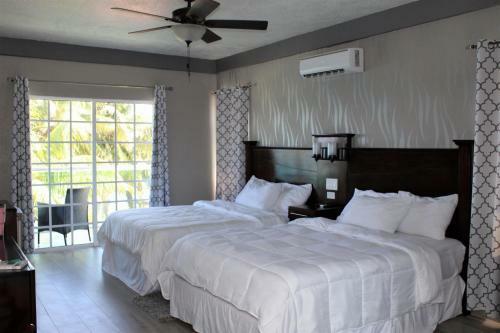 Barefoot Caye Caulker Hotel
