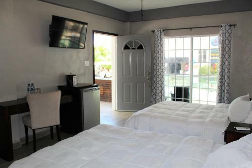 Barefoot Caye Caulker Hotel