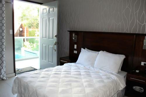 Barefoot Caye Caulker Hotel