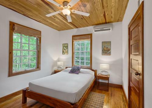 Weezie's Ocean Front Hotel And Garden Cottages
