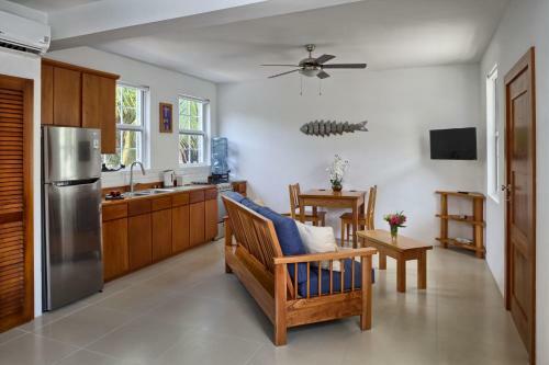 Weezie's Ocean Front Hotel And Garden Cottages