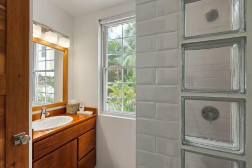Weezie's Ocean Front Hotel And Garden Cottages