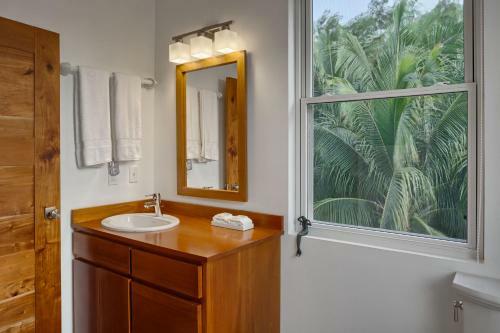 Weezie's Ocean Front Hotel And Garden Cottages