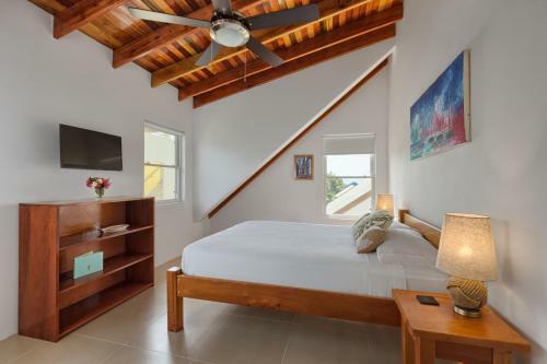 Weezie's Ocean Front Hotel And Garden Cottages