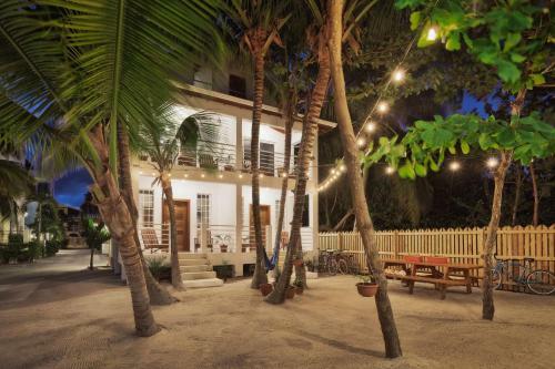 Weezie's Ocean Front Hotel And Garden Cottages
