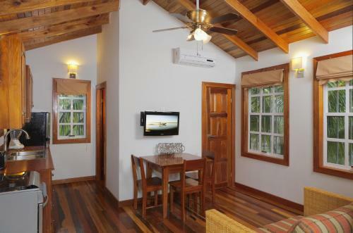 Weezie's Ocean Front Hotel And Garden Cottages