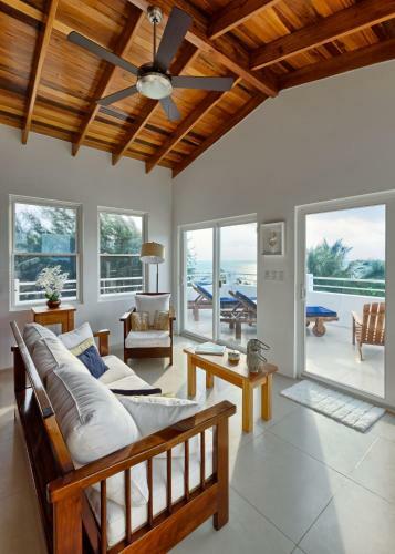 Weezie's Ocean Front Hotel And Garden Cottages