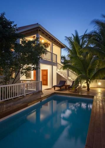 Weezie's Ocean Front Hotel And Garden Cottages
