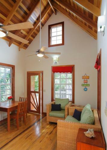Weezie's Ocean Front Hotel And Garden Cottages