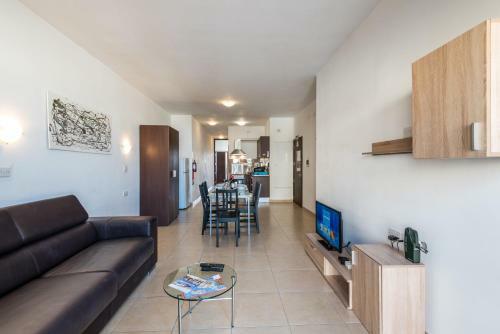 Getawaysmalta - Seashells Apartment 11 With Terrace And Sea Views In Bugibba