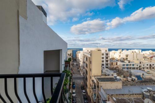 Getawaysmalta - Seashells Apartment 11 With Terrace And Sea Views In Bugibba