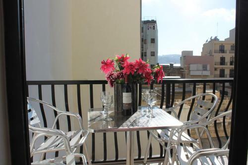 Getawaysmalta - Seashells Apartment 11 With Terrace And Sea Views In Bugibba