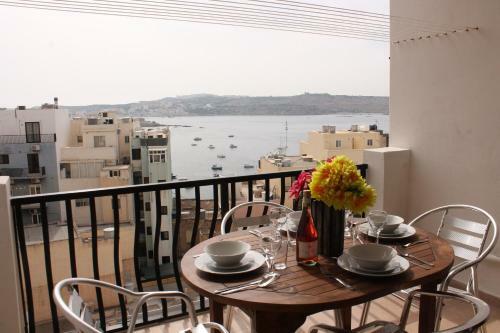 Getawaysmalta - Seashells Apartment 11 With Terrace And Sea Views In Bugibba