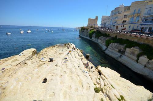 Getawaysmalta - Seashells Apartment 11 With Terrace And Sea Views In Bugibba