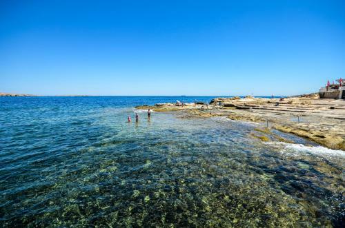 Getawaysmalta - Seashells Apartment 11 With Terrace And Sea Views In Bugibba