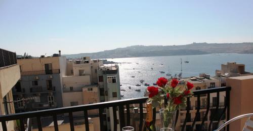 Getawaysmalta - Seashells Apartment 11 With Terrace And Sea Views In Bugibba