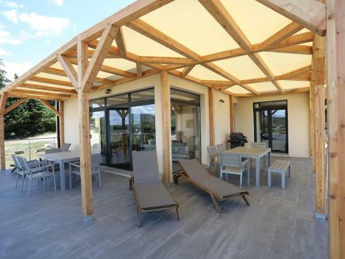 Spacious Villa With Swimming Pool In Vagnas