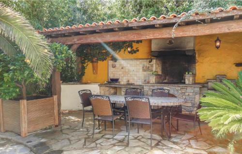 Three-bedroom Holiday Home In Roujan