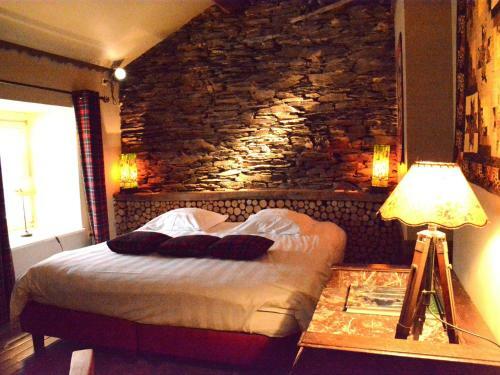 Authentic Holiday Home Located In Bievre With Jacuzzi