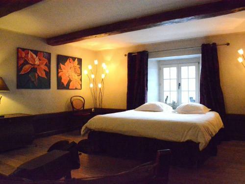 Authentic Holiday Home Located In Bievre With Jacuzzi