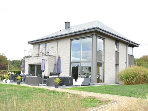 Luxurious Villa In Beauraing With Garden